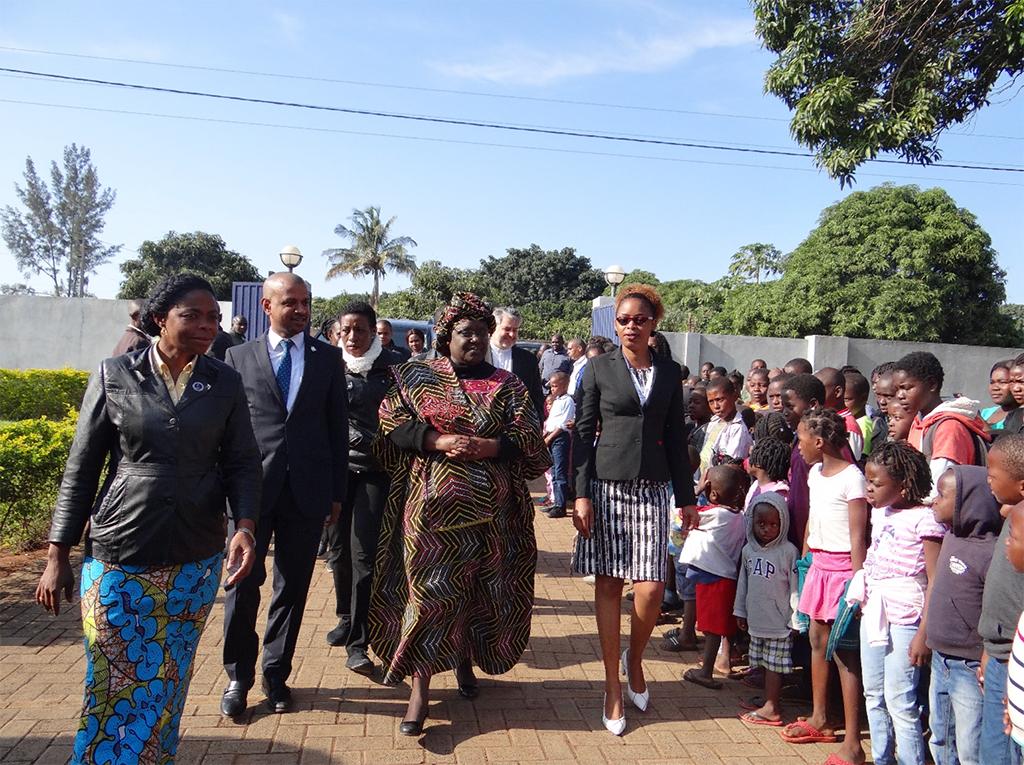 La primera dama de Mozambique, Isaura Nyusi, ha visitado el centro Dream y el Centro Nutricional de Matola